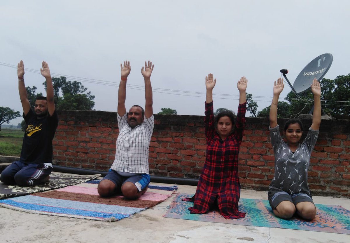 RambetaP's tweet photo. आप सभी को अंतर्राष्ट्रीय #YogaDa की हार्दिक शुभकामनाएं!
प्रधानमंत्री श्री @narendramodi जी की अपील #घरपरयोगपरिवारकेसाथयोग' उसी का पालन करते हुए आज हमने भी अपने घर पर परिवार जनो के साथ योग किया।
#YogaWithFamily 
#internationalyogadey https://t.co/G3XdNobNWu