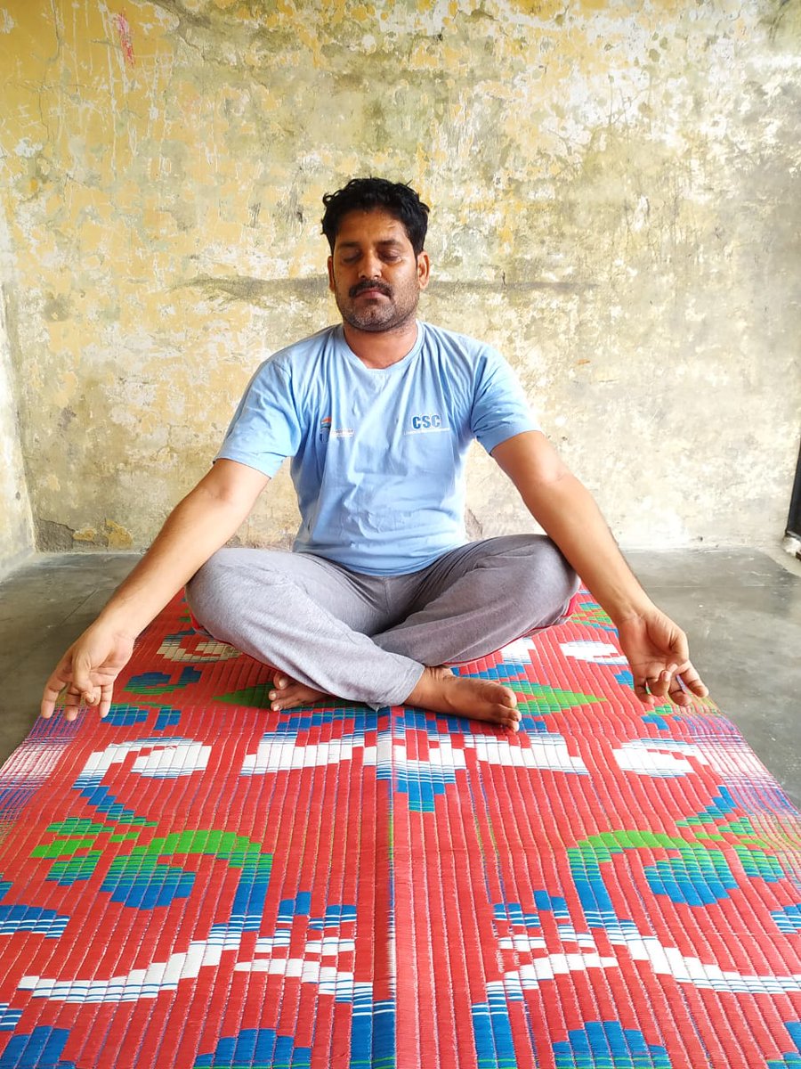 LOKESHPRATAPYA1's tweet image. Balrampur, U.P.
Our colleague Amit Kumar Singh doing yoga at his home.
CSC Celebrate International Yoga Day 2020.

#CSCPeYoga
#IDoYogaAtHome
@CSCegov_
 @CSCUttarPradesh 
@Promo131292 
@divyadarshan08