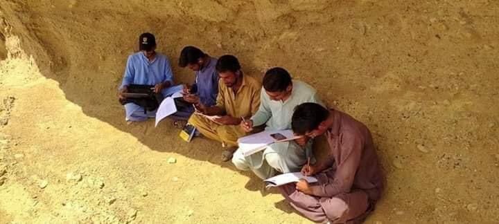 S_Nangyal's tweet image. بلوچستان کے طالبعلم  3G اور 4G انٹرنیٹ سگنلز کے تلاش میں.... 😭
#onlineclassesfailed