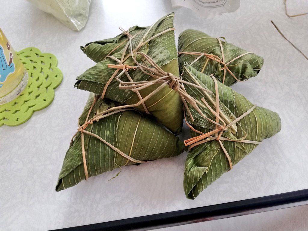 竜麗 夫の実家から郷土料理 のちまきをいただきました 笹の葉で包んだおにぎりに特製のきなこをつけて食べるんですが シンプルに超美味しくてめっちゃ好きです W 残ったきなこだけ食べても美味しくてなおよしです 笑