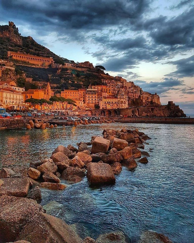 micheleguarino8's tweet photo. ...la bellezza di un semplice scatto :
Costa Amalfitana con il suo tramonto,
i suoi colori ed il profumo inebriante
del mare che mormora💙

Momenti indimenticabili in una foto,
#PaesaggiInteriori di Amalfi e dintorni !

Buongiorno e buona Domenica🍀☕️🙋‍♂️ https://t.co/6X6X1YoKKw