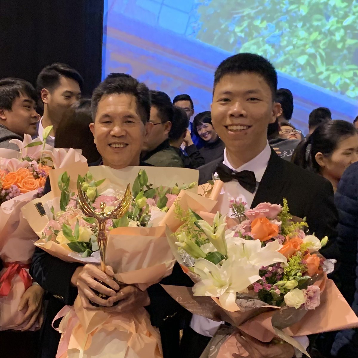 1988plus's tweet image. Happy Father's Day to my hero and role model. Thank you for everything you have done for our family. We love you with all our hearts.
#HappyFathersDay2020 #AlwaysConnected #Talkpod