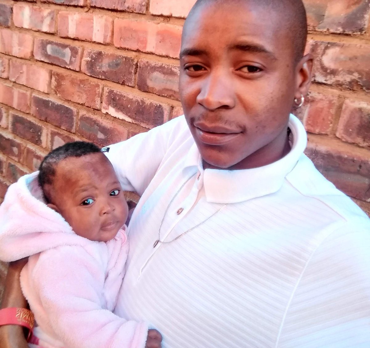 mphomokola's tweet photo. 🍻To us Father's drop 4 pictures of you and your family... Whether blazer or biological kids 

#HappyFathersDay2020 https://t.co/AZmQnuRfVt