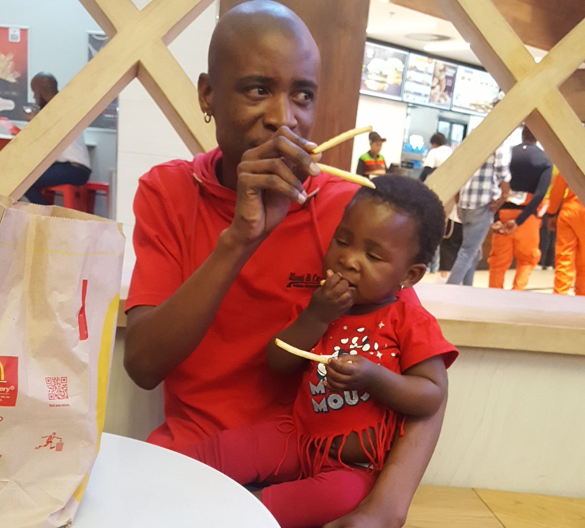 mphomokola's tweet photo. 🍻To us Father's drop 4 pictures of you and your family... Whether blazer or biological kids 

#HappyFathersDay2020 https://t.co/AZmQnuRfVt