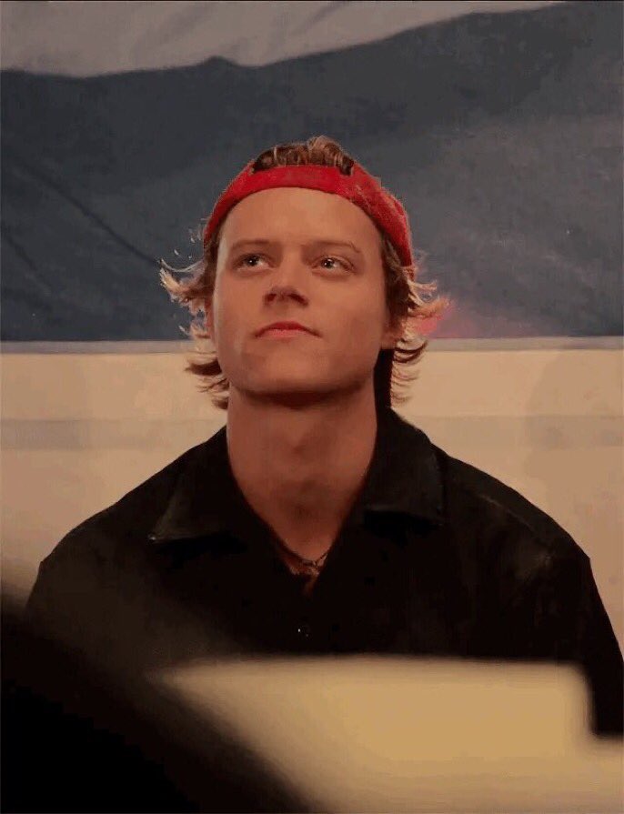 rudy pankow as harry styles: a thread