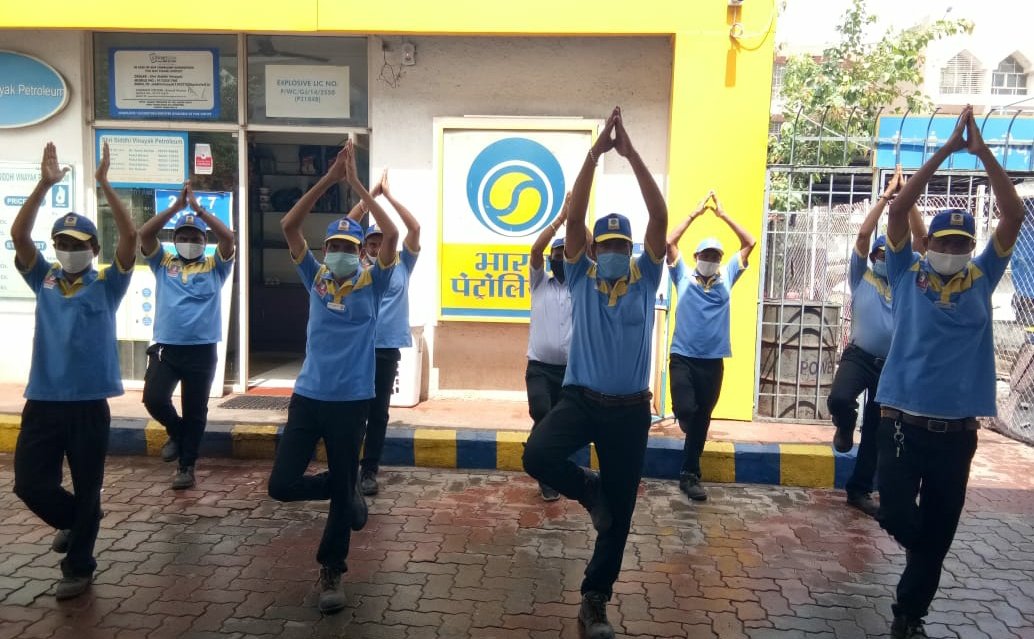 BPCLRETAILSURAT's tweet photo. “Yoga teaches us to cure what need not be endured and endure what cannot be cured"
Staff at M/s Shree Siddhivinayak Petroleum, Surat celebrating International Yoga day.#Buildingself
@BPCLimited @BPCLRetail @MIHIRJOSHI1972 @Parthasarthy322 @kumarsantbpcl @ravips25 @singharunbpcl https://t.co/xtbxRnbFU4