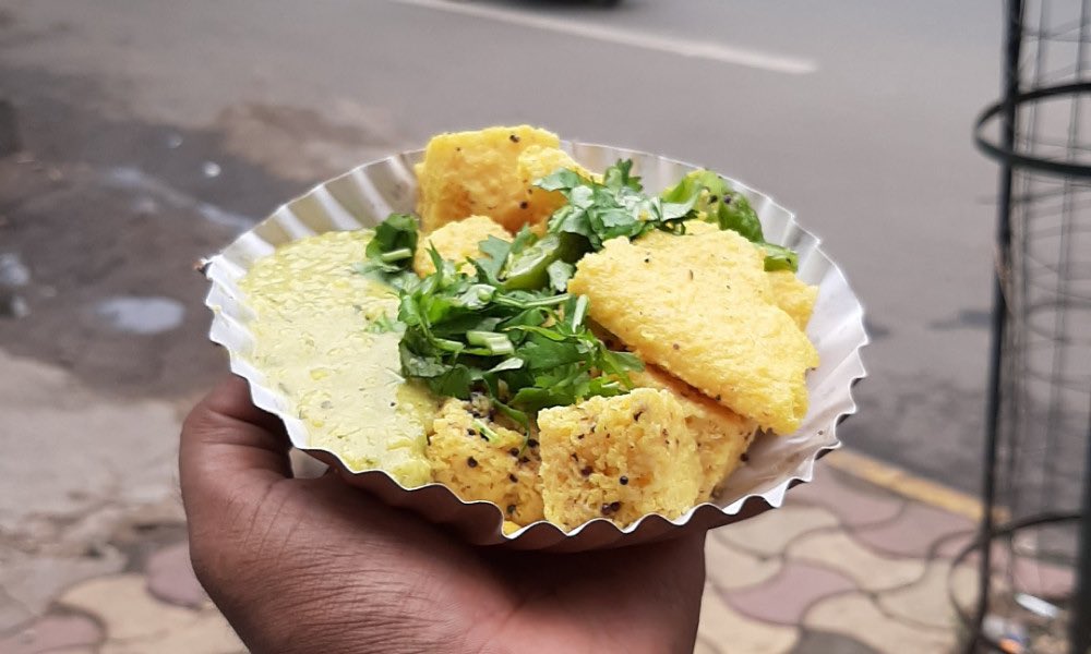 sharad_dharan's tweet photo. .@NagpurPolice, meet  Khaman Dhokla, the comfort food and the emotion from your neighborhood #Gujarat. It's one of our favourite farsans.

#AnytimeBreakfast
#sundayvibes 
#IndiaFightsCoronavirus https://t.co/f5pGgAcSBc