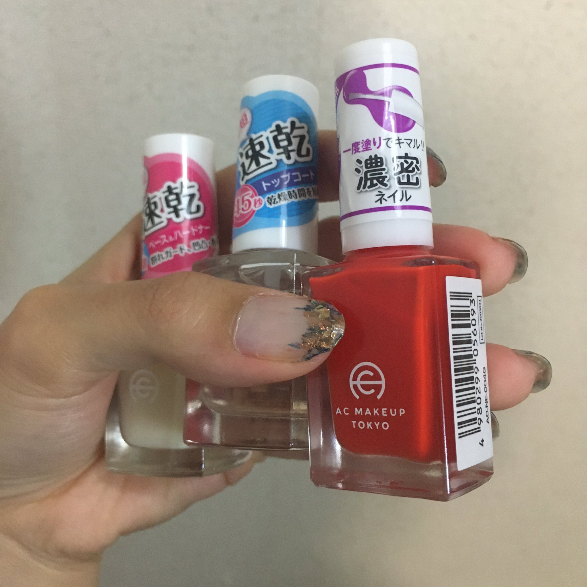 K子 足に大事なマニキュア塗りたくないのでセリアで適当にベースとトップと 一度塗りでキマル濃密ネイル とやらを買ってみたんだけど 本当に一度塗りでこの発色だったのでびっくりしてる 100均も侮れませんなぁ セルフネイル 100均ネイル