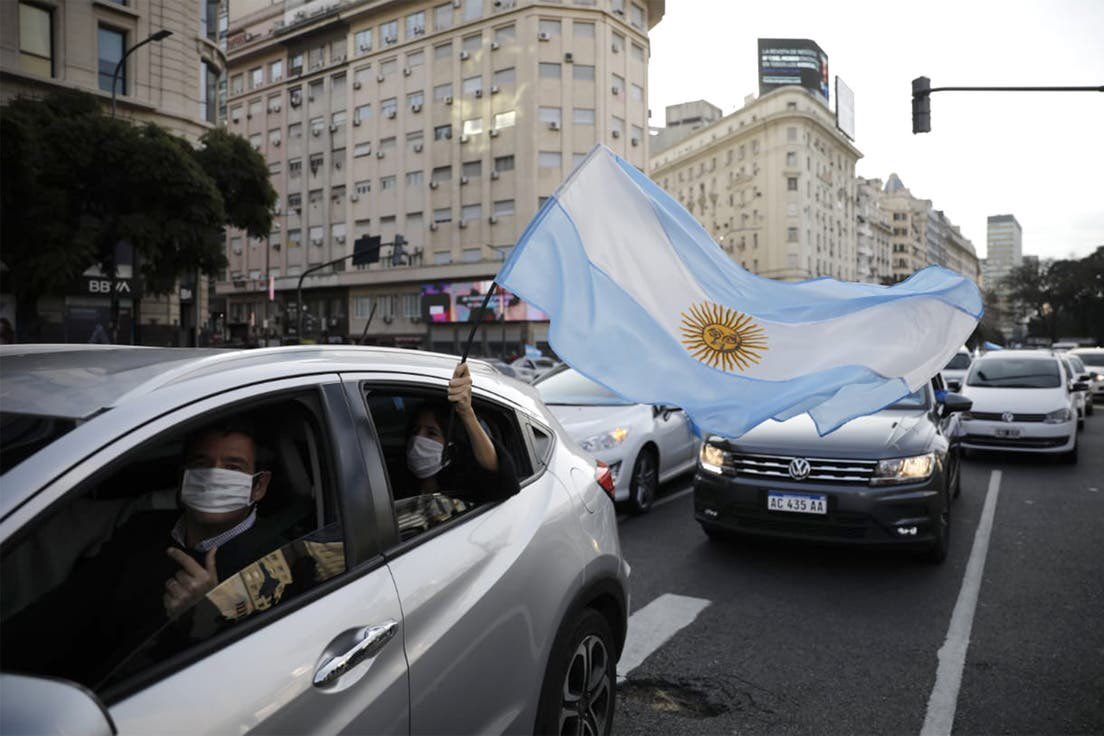 Guillodietrich's tweet photo. Somos muchos y estamos cada vez más juntos para defender nuestros sueños, las cosas que hemos logrado y a nuestra querida Argentina 🇦🇷 https://t.co/PxIUXblb7s