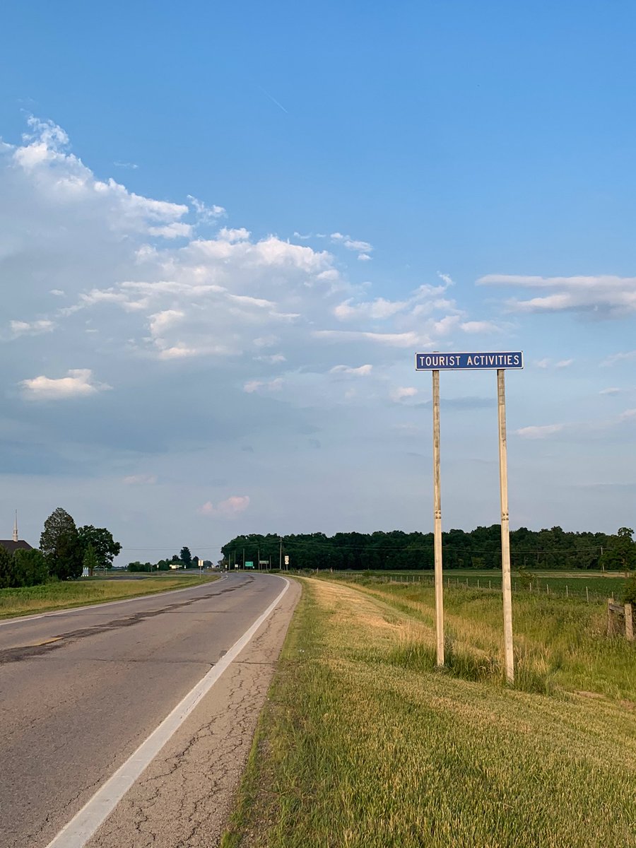 KayleaBowers's tweet photo. Nothing explains growing up in the 419 more than this tourist attraction sign with literally nothing under it #iykyk https://t.co/GVspnYli0I