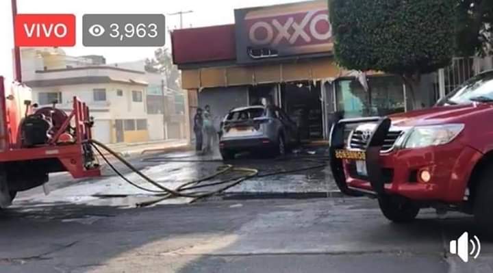 DenvalleMex's tweet photo. #ZonaDeGuerra En estos momentos #Celaya #Guanajuato, bloqueos incendio de 2 Aurrera en Col Juárez y San Antonio, OXXOs Gasolinera, autos y camiones en diversos puntos de la Cd.
#CDSRL #CJNG #ElMencho #ElMarro https://t.co/tkbP55q4D4