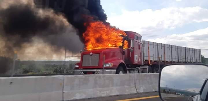 DenvalleMex's tweet photo. #ZonaDeGuerra En estos momentos #Celaya #Guanajuato, bloqueos incendio de 2 Aurrera en Col Juárez y San Antonio, OXXOs Gasolinera, autos y camiones en diversos puntos de la Cd.
#CDSRL #CJNG #ElMencho #ElMarro https://t.co/tkbP55q4D4