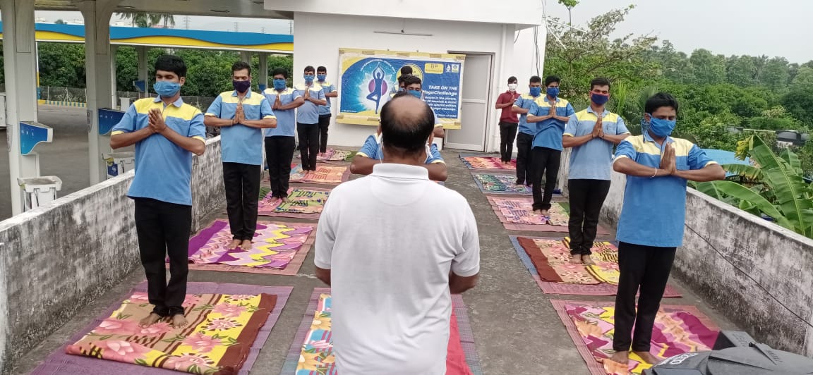 ts_state's tweet photo. DSMs demonstrating Surya namaskar on International YOGA day .@SaibalMukherji @8singhi @singharunbpcl @BPCLRetail @BPCLimited https://t.co/lbOKmbIfKd