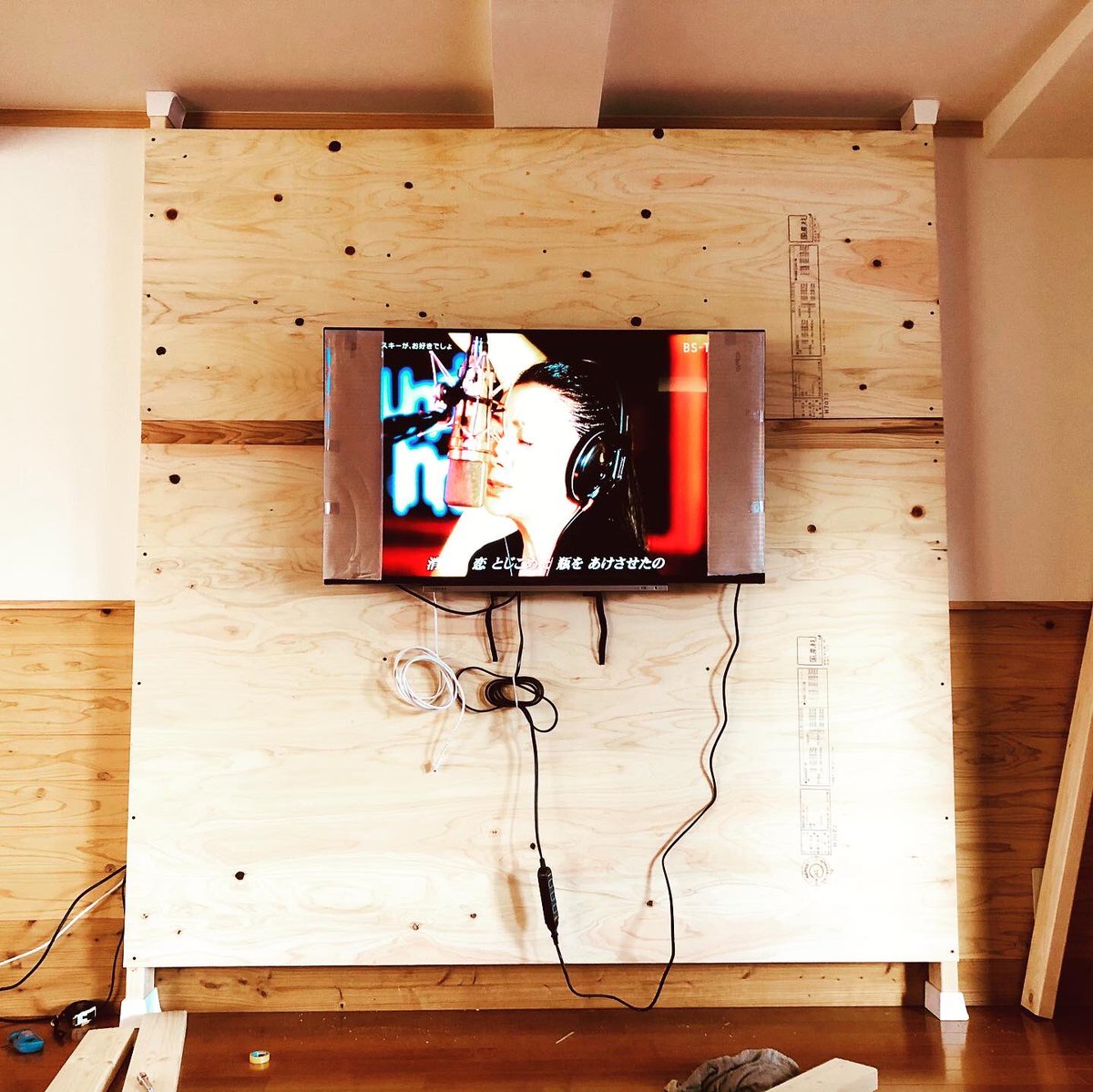 Mame 先週のdiyの続き 壁掛けテレビ用枠出来ましたー 少し壁紙の色が気にいるものがなかったのですが 子供がぶつかっても安心のクッションシートを使用したので 機能性優先で選択しました 落ち着いたら 棚や足回りを化粧板で隠したりしたいと思います Mame 先週のdiyの続き 壁掛けテレビ用枠出来ましたー 少し壁紙の色が気にいるものがなかったのですが 子供がぶつかっても安心のクッションシートを使用したので 機能性優先で選択しました 落ち着いたら 棚や足回りを化粧板で隠したりしたいと思います