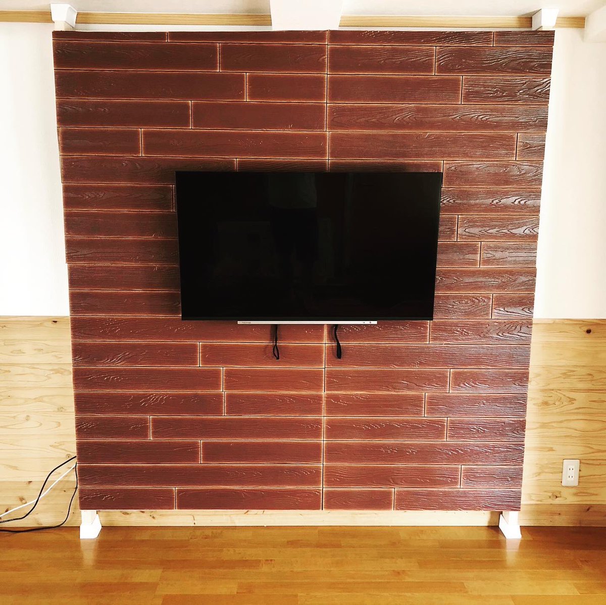 Mame 先週のdiyの続き 壁掛けテレビ用枠出来ましたー 少し壁紙の色が気にいるものがなかったのですが 子供がぶつかっても安心のクッションシートを使用したので 機能性優先で選択しました 落ち着いたら 棚や足回りを化粧板で隠したりしたいと思います Mame 先週のdiyの続き 壁掛けテレビ用枠出来ましたー 少し壁紙の色が気にいるものがなかったのですが 子供がぶつかっても安心のクッションシートを使用したので 機能性優先で選択しました 落ち着いたら 棚や足回りを化粧板で隠したりしたいと思います
