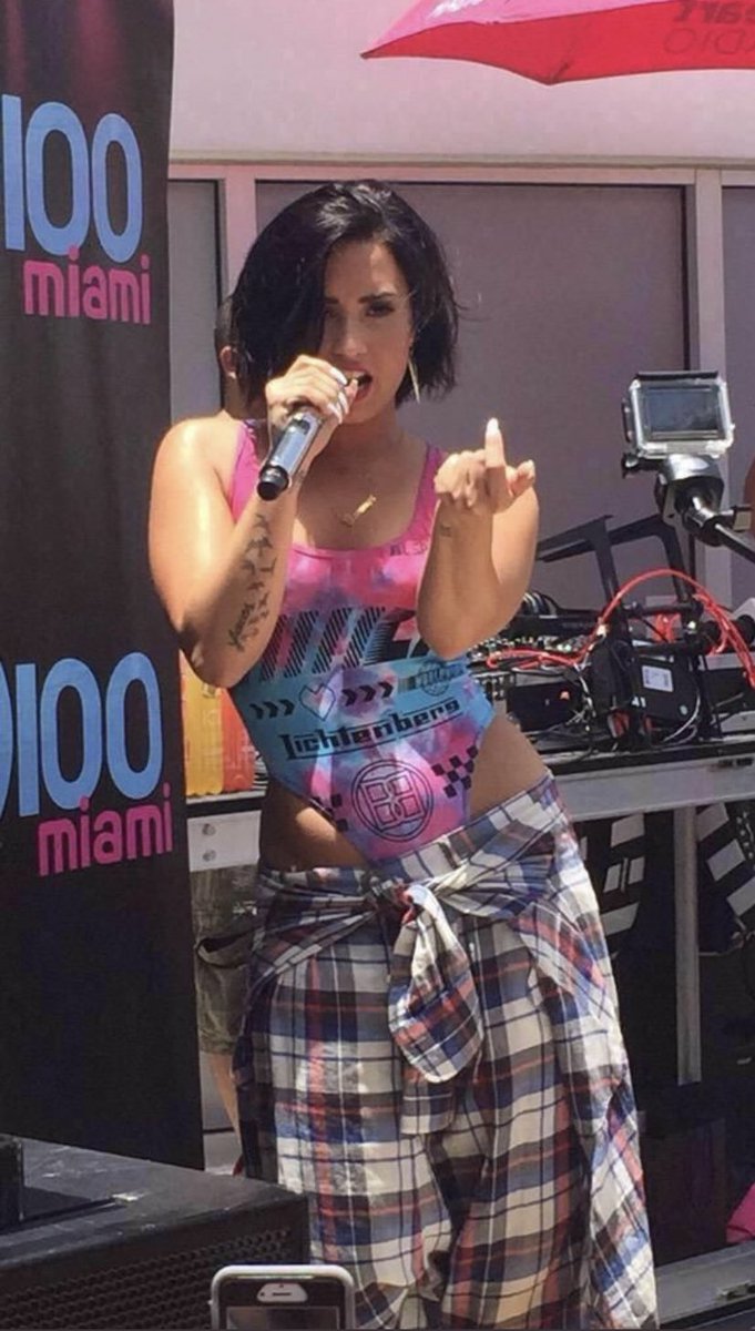  Demi Lovato: A Thread 