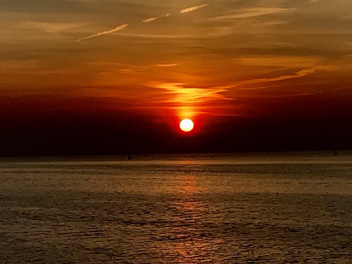 JishnuSenGupta's tweet photo. #SolsticeSun #LakeErieMoments https://t.co/imCuXlAy1e