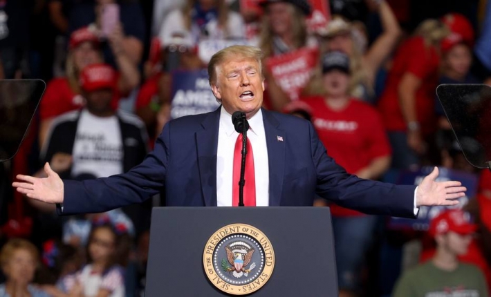Estadao's tweet photo. Trump pede desaceleração nos testes de coronavírus nos EUA; segundo o presidente norte-americano, quanto mais testes se faz, mais o número de casos aumenta https://t.co/5DiWmXJJAs https://t.co/XyAdLd7c9v