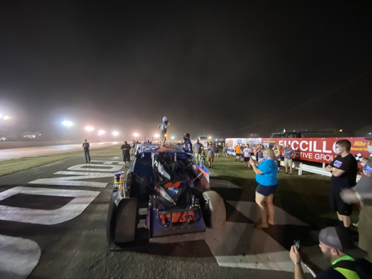 StewartFriesen's tweet photo. Parker was quite pleased with our run tonight at @thefondaspdwy #signaturemove #roofdance @HalmarRacing https://t.co/TojPwdKyYV