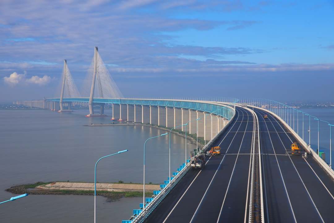 China2ASEAN's tweet photo. A new grand bridge over the #Yangtze estuary is set to open to traffic next month! The 11 km-long bridge with double-deck for automobiles and trains will connect #Shanghai and its satellite cities! #SoMagnificent! #China https://t.co/fjx1lfS0Am