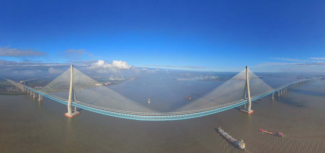 China2ASEAN's tweet photo. A new grand bridge over the #Yangtze estuary is set to open to traffic next month! The 11 km-long bridge with double-deck for automobiles and trains will connect #Shanghai and its satellite cities! #SoMagnificent! #China https://t.co/fjx1lfS0Am