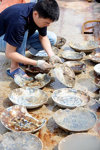 SarahWardAU's tweet photo. A belated #ShipwreckSaturday this week! Today's #WreckoftheWeek is Ming Dynasty Longqing Era (1567-1572CE) merchantman Nan'ao 1. Excavated in 2010, its in 27m water off Shantou at the entrance to Taiwan Strait, and is China's only wreck dated to the Ming Ban! 🍶🌊
#shipwrecks https://t.co/3z0d8rCwhf