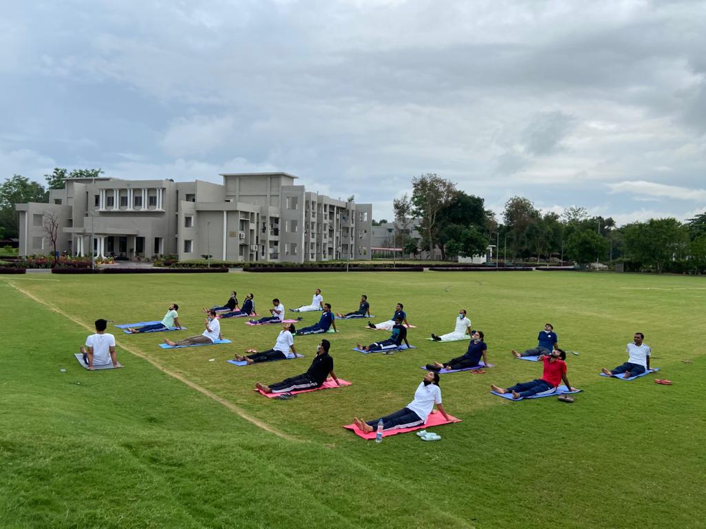 IRTS_unofficial's tweet photo. Young trainee #IRTS officers practicing Yoga asanas on #Internationalyogaday2020 at IRITM, Lucknow.

Let us all pledge to make #YogaForLife an integral part of our daily being for a strong body and spirited mind in service of the nation. Jai Hind! https://t.co/UH4PTUIf6S