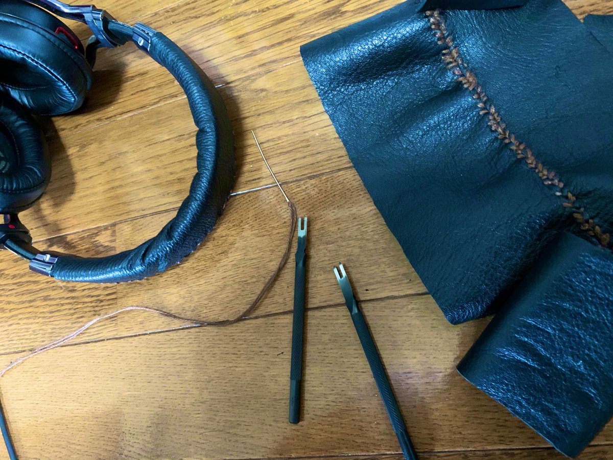 丸山恭右 Tsuyoshi連載中 ヘッドホンのヘッドバンド のところを自力で交換してみた 一度適当にやったら革を無駄にし 目打の大事さを思い知り 道具を揃え再挑戦 素人臭いけど まぁいいっしょ 本革になったしね