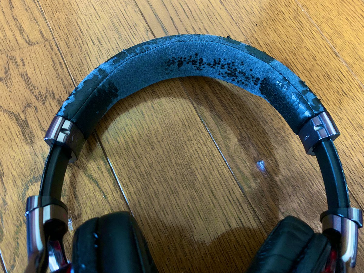 丸山恭右 Tsuyoshi連載中 ヘッドホンのヘッドバンド のところを自力で交換してみた 一度適当にやったら革を無駄にし 目打の大事さを思い知り 道具を揃え再挑戦 素人臭いけど まぁいいっしょ 本革になったしね