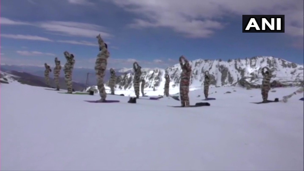 ANI's tweet photo. Ladakh: ITBP (Indo-Tibetan Border Police) personnel perform yoga at Khardung La, at an altitude of 18000 feet, on #InternationalYogaDay today. https://t.co/EiJQdWV711
