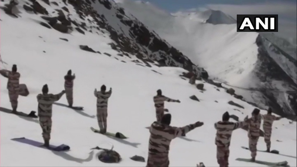 ANI's tweet photo. Ladakh: ITBP (Indo-Tibetan Border Police) personnel perform yoga at Khardung La, at an altitude of 18000 feet, on #InternationalYogaDay today. https://t.co/EiJQdWV711