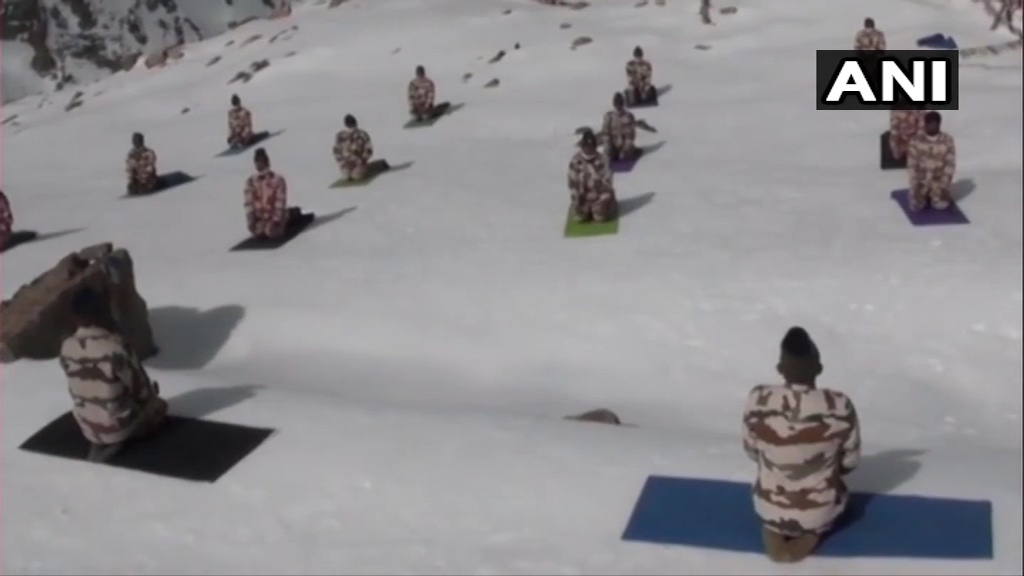 ANI's tweet photo. Ladakh: ITBP (Indo-Tibetan Border Police) personnel perform yoga at Khardung La, at an altitude of 18000 feet, on #InternationalYogaDay today. https://t.co/EiJQdWV711