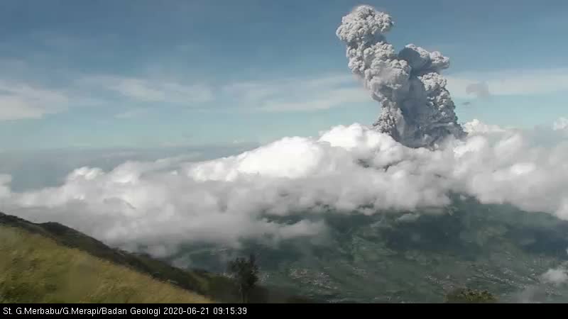 Terjadi erupsi di Gunung #Merapi tanggal 21 Juni 2020 pukul 09.13 WIB. Erupsi tercatat di seismogram dgn amplitudo 75 mm dan durasi 328 detik. Teramati tinggi kolom erupsi ± 6.000 meter dari puncak. Arah angin saat erupsi ke barat.