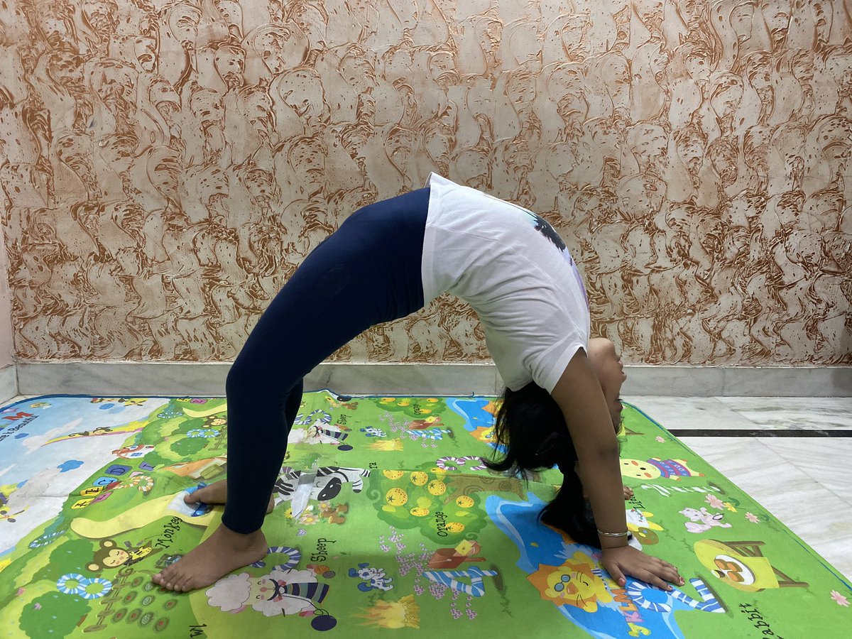 drramvictor's tweet image. My daughter doing yoga #InternationalYogaDay  #MyLifeMyYoga #hargharyoga