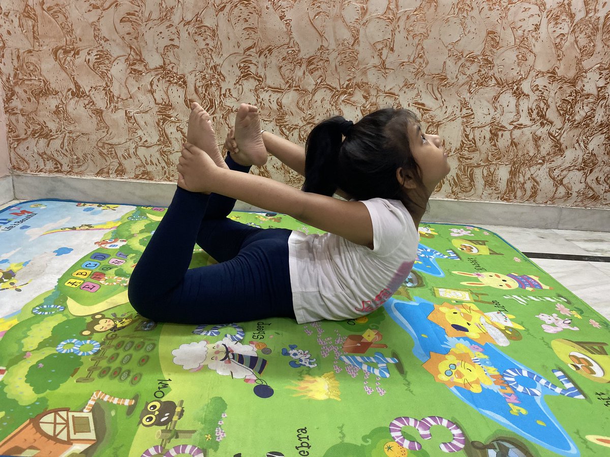drramvictor's tweet image. My daughter doing yoga #InternationalYogaDay  #MyLifeMyYoga #hargharyoga