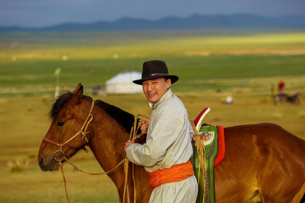 Монгол эр хүн байна даа. 
Өглөөний ургах нарыг морин дээрээс харж хийморио нэг сэргээлээ. 
Дэлгэр сайхан өдрийн мэнд 🌤 
#дархансонголт #дамдинням