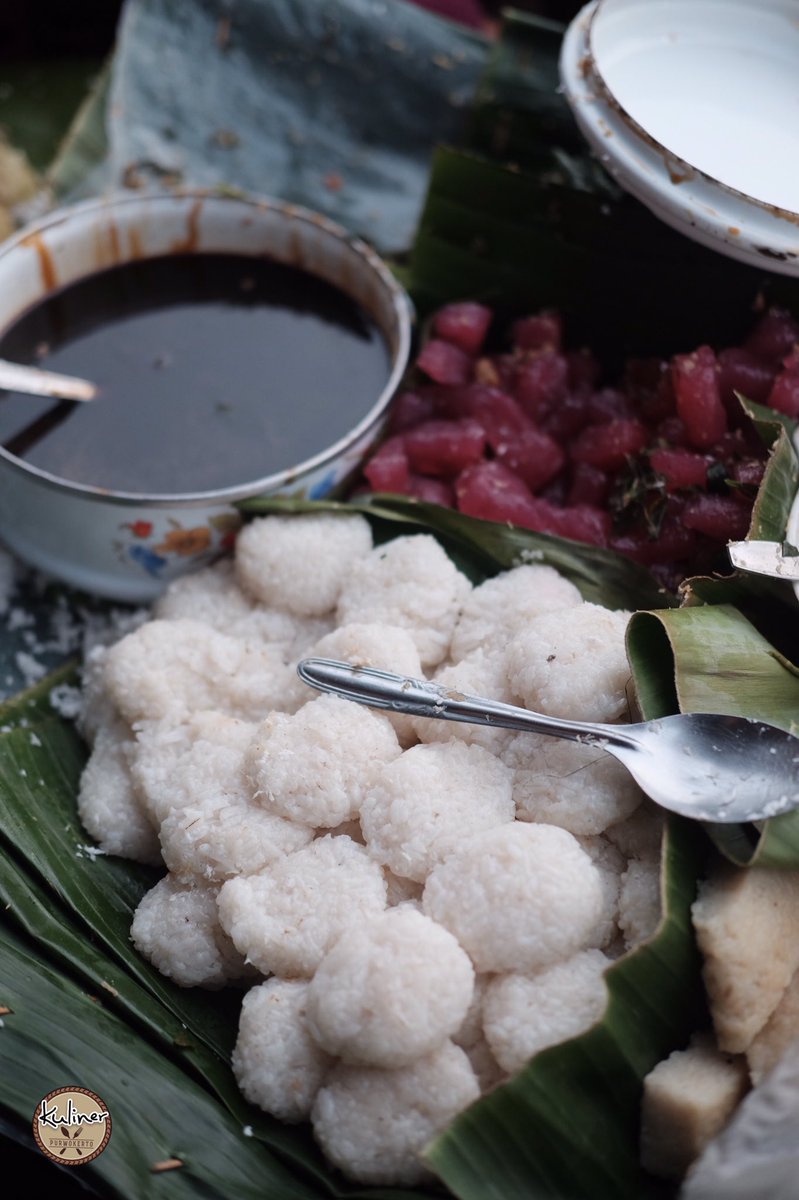 KulinerPWT's tweet photo. Di pandemi covid 19 ini, tidak menyurutkan semangat beliau untuk tetap berjualan di usianya yang 72 tahun. Berjualan hanya setiap minggu pagi di seberang kantor Bulog. Duduk di pinggir trotoar melayani pembeli yang selalu bergantian datang dan pergi, tidak pernah sepi.⁣⁣
⁣ https://t.co/QZ8pu1eCGH