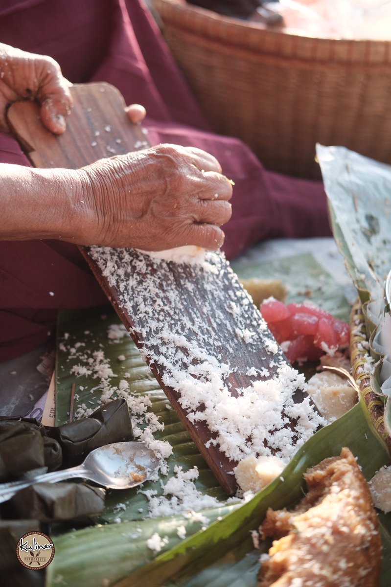 KulinerPWT's tweet photo. Di pandemi covid 19 ini, tidak menyurutkan semangat beliau untuk tetap berjualan di usianya yang 72 tahun. Berjualan hanya setiap minggu pagi di seberang kantor Bulog. Duduk di pinggir trotoar melayani pembeli yang selalu bergantian datang dan pergi, tidak pernah sepi.⁣⁣
⁣ https://t.co/QZ8pu1eCGH