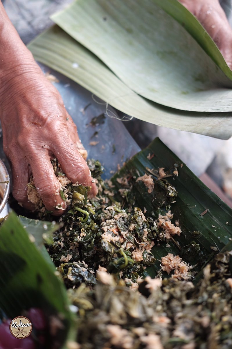 KulinerPWT's tweet photo. Di pandemi covid 19 ini, tidak menyurutkan semangat beliau untuk tetap berjualan di usianya yang 72 tahun. Berjualan hanya setiap minggu pagi di seberang kantor Bulog. Duduk di pinggir trotoar melayani pembeli yang selalu bergantian datang dan pergi, tidak pernah sepi.⁣⁣
⁣ https://t.co/QZ8pu1eCGH