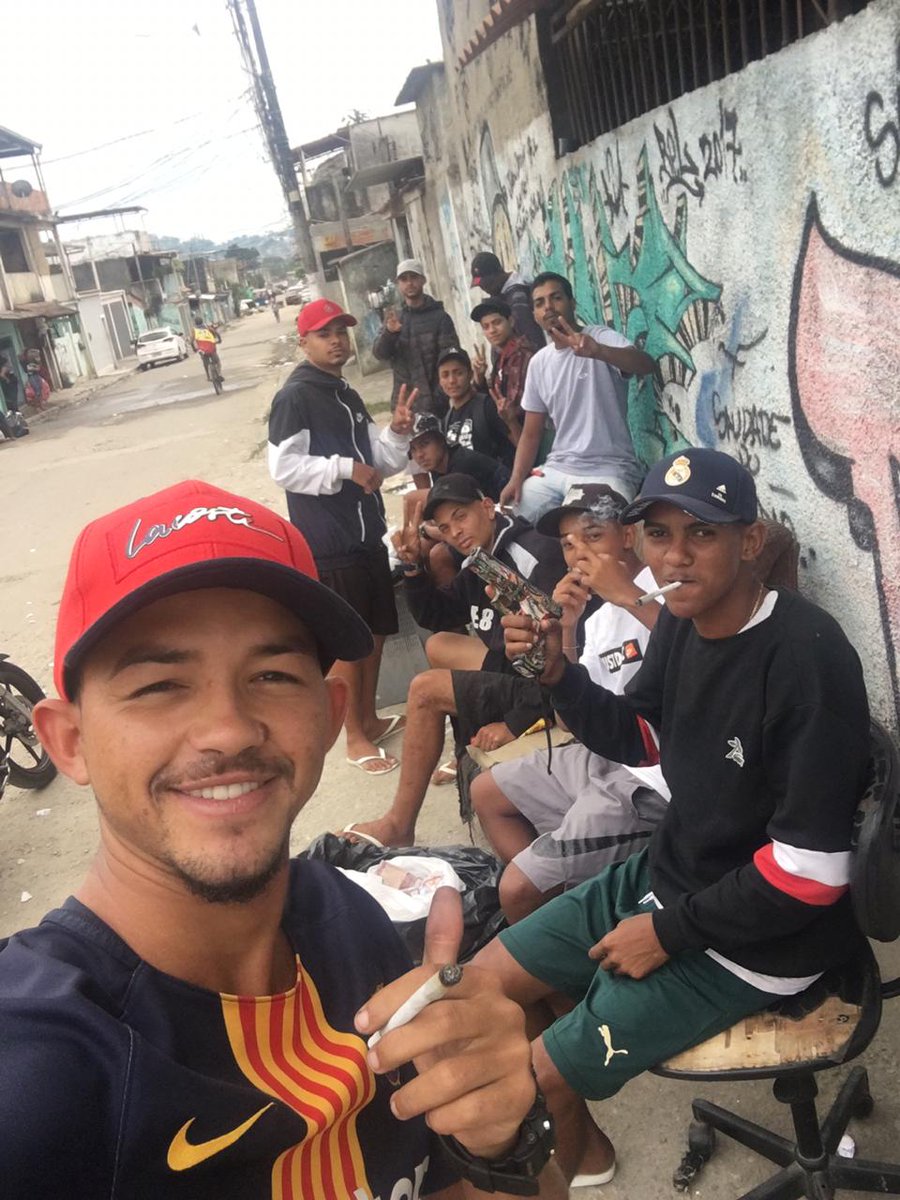 PMERJ1809's tweet photo. Parabéns STF por proibir as nossas operações nas favelas!! Bando de fdp🤬🤬 Vergonha!!
Enquanto isso no Castelar, eles deitam e rolam 😡⚔️ https://t.co/UMy1MU9Mq0