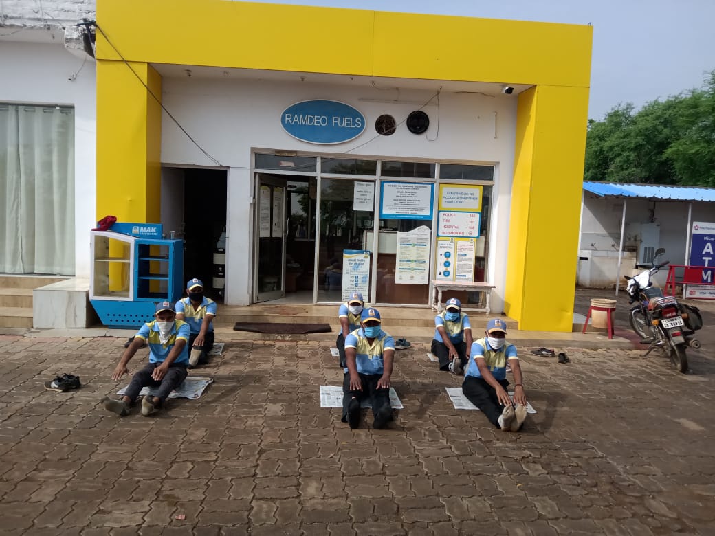 bpcretraipur's tweet photo. On International Yoga Day, yog aasan done by DSM at Ramdev Fuels, Raipur Territory. @BPCLimited @bpcretraipur @rakeshsinhabpc @AbhijitPanari https://t.co/uFcfnldB4G
