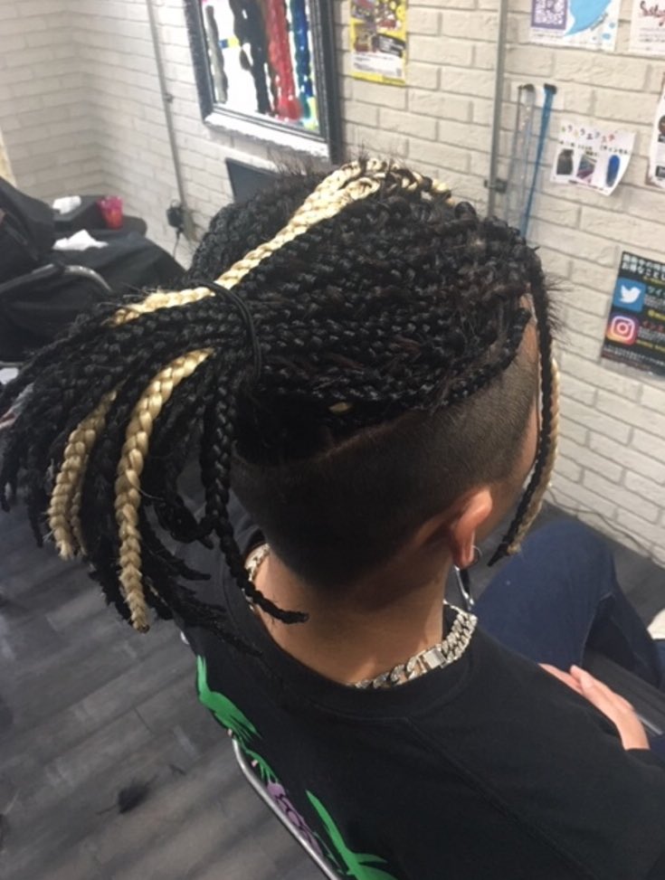 Mimic Trickmonster 外国人風 白金メッシュブレイズ 刈り上げの範囲が広いと肩くらいの長さでも高い位置で結べちゃいます 頭皮が痒くなる という方は爽快感のあるスプレーをお店に置いてますので気になる方はご相談下さい Mimic 派手髪 B