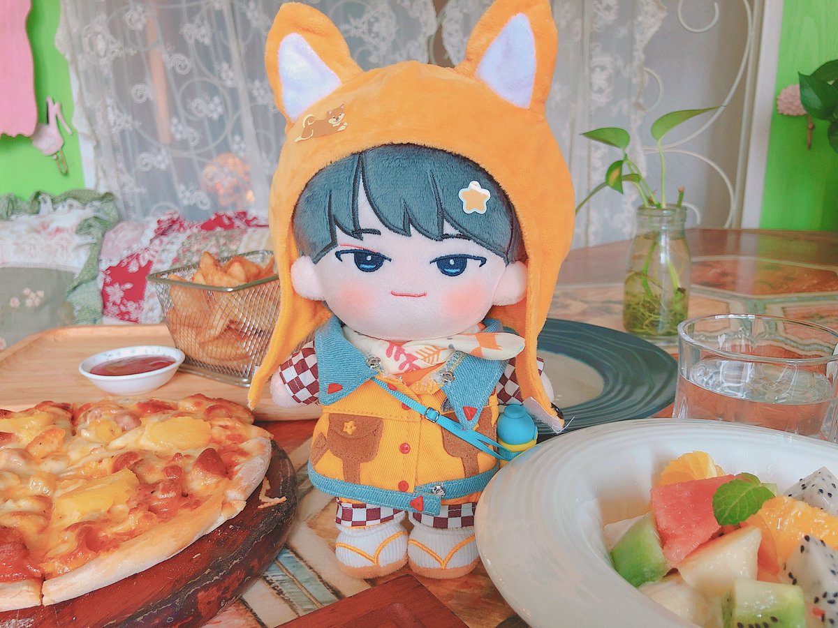SeventeenWS0104's tweet photo. Luluwon having lunch🐱🍕🥗🥩 https://t.co/0Y6I6d9UO0