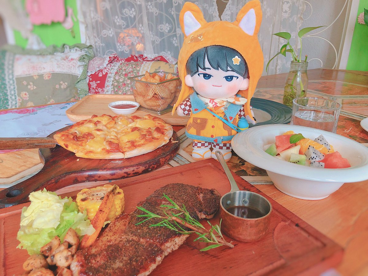 SeventeenWS0104's tweet photo. Luluwon having lunch🐱🍕🥗🥩 https://t.co/0Y6I6d9UO0