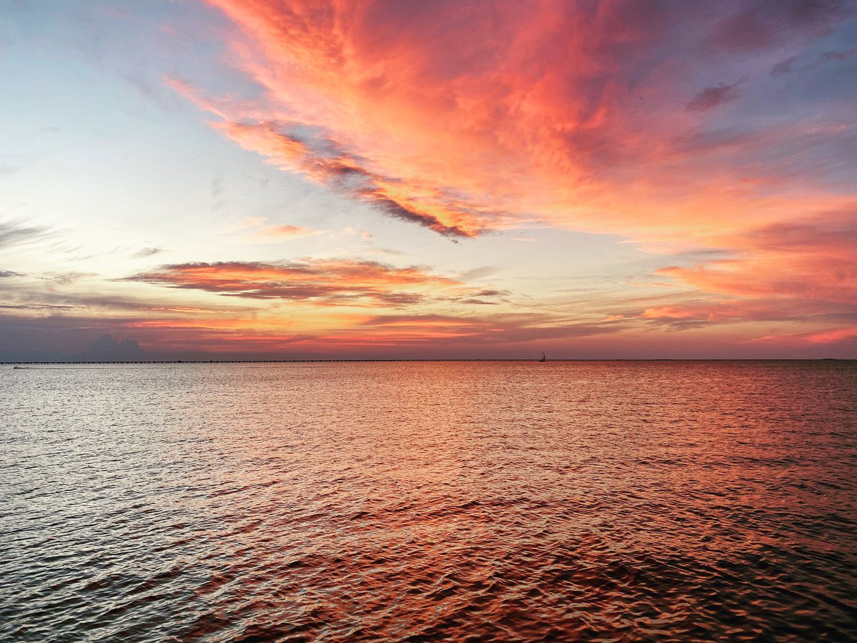 JonScottLutke's tweet photo. Not bad for the first night of summer! #nola #NewOrleans #thelake https://t.co/uwVp5ZPqga
