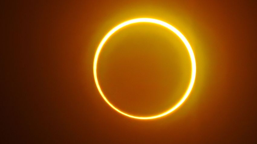 Marietta117's tweet photo. The #moon moves in front of the #sun in a #RingOfFire #solareclipse #celestialalignment #TONIGHT #Midnight #AllNight #morningmotivation #SaturdayNight #love #SolarEclipsejune2020 #SundayFunday #nightlife #sky🙃 https://t.co/59pRtG0ilz