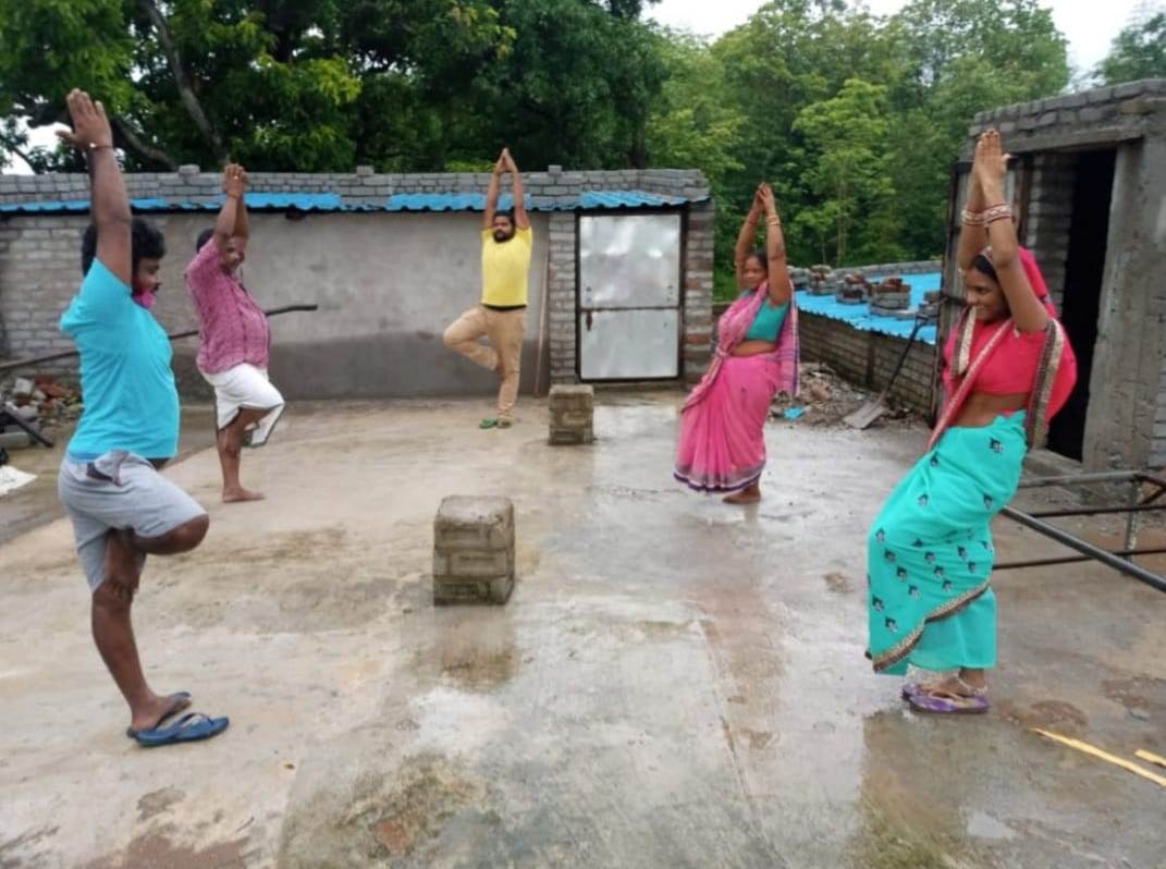 cscasitreamal's tweet photo. #CSCpeYoga 
#IdoYogaatHome
@rsprasad @PMOIndia @moayush @CSCegov_ @dintya15 @SwornaprabhaSi1 @OdishaSpv @CSCSPV_Health @cscspvdeogarh @cscdmparesh  Doing Yoga!!! https://t.co/8UyYZu57N1