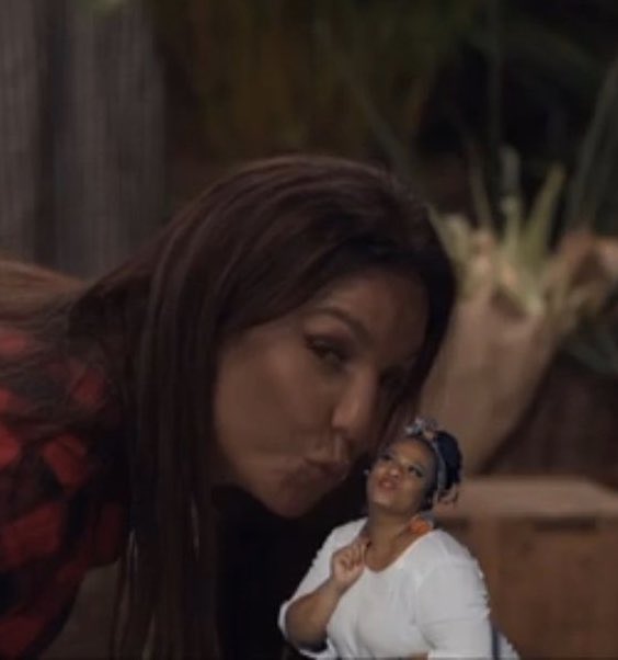 ivetesangalo's tweet photo. em qual das lives alguem deu um beijinho na interprete de libras??  #ArraiaDaVeveta https://t.co/8yZJovWREb