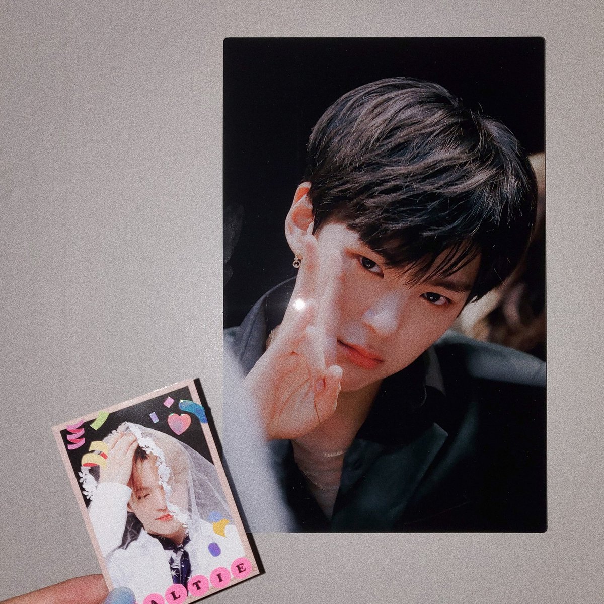 behapppymyall's tweet photo. @OrdinaryReasons 대장 강강쥬가 저희 집에 무사히 도착했습니다ㅠㅠ 형원이랑 민혁이 정사각형 액자도 샀는데 아직 못 걸었어여 진짜 하루가 행복해지는 비주얼과 영롱함... 캄사합니다 나중에 여력이 되신다면 또 전시 열어주시면 달려갈게여! 행복한 하루 되세요♡ https://t.co/8ZU6nxhiRk