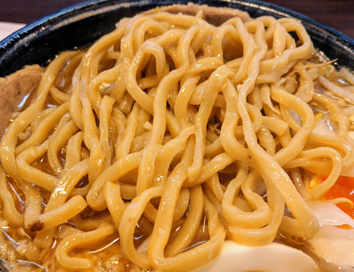 TabidYuzu's tweet image. #くろとん
魚介Ｇ麺(ランチサービス麺多め)　麺ヤワメ　ニンニク多め　味玉

昼過ぎなのに続々と来店中！！
運良く待ち無しで入店できたのはラッキー
若いスタッフ達の活気あっていいねぇ(^ω^)
安心と安定の美味さで大満足(b 'Д' )b

美味しかったです　ご馳走様でした